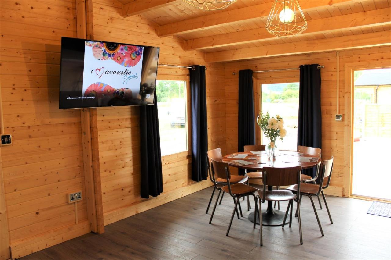 Stunning 5-Bed Cabin In Ashton Under Hill Ившем Экстерьер фото